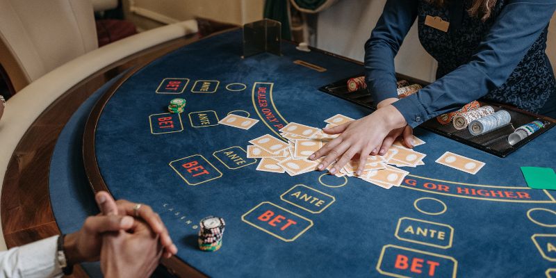 Nhà cái Gem win lý giải về kỹ thuật canh bài Baccarat là gì?