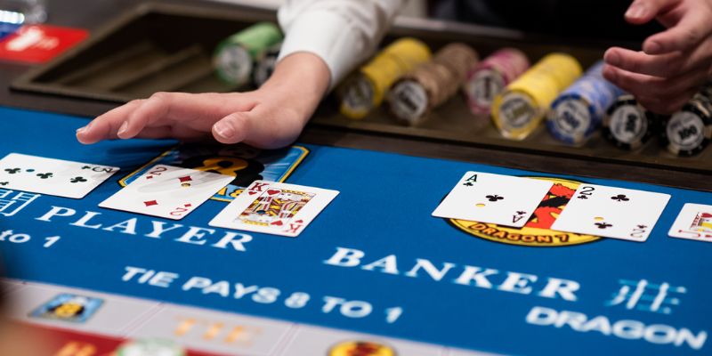 Vào Gemwin tìm hiểu các thế bài Baccarat là gì cùng cao thủ?